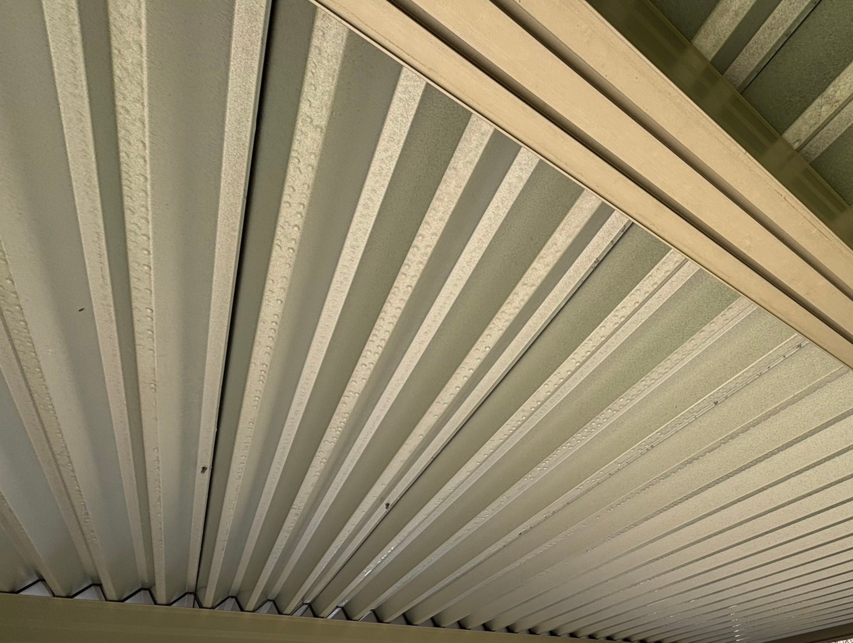 結露が発生したガレージの折板屋根