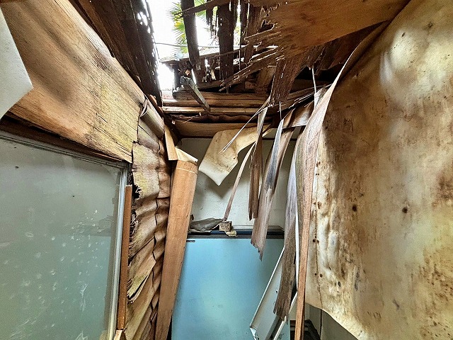 長年雨漏りを放置した結果野地板や下地が崩壊