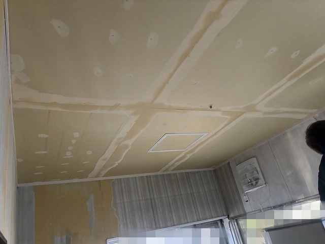 台所天井のボード張替えと下地調整が完了した笠間市の台所