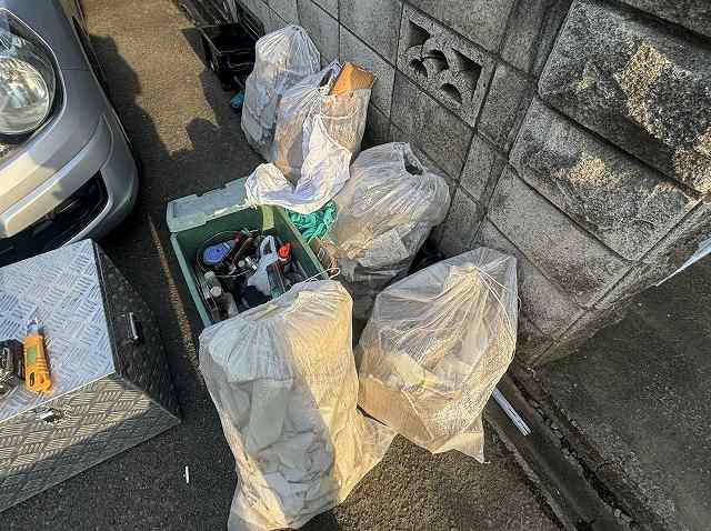 袋に詰まった解体した天井ボード