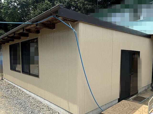 波トタンへの塗装が完了した鉾田市の作業小屋外壁