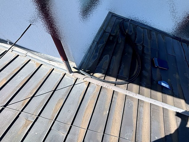 水捌けがよくない横葺きに溜まった雨水