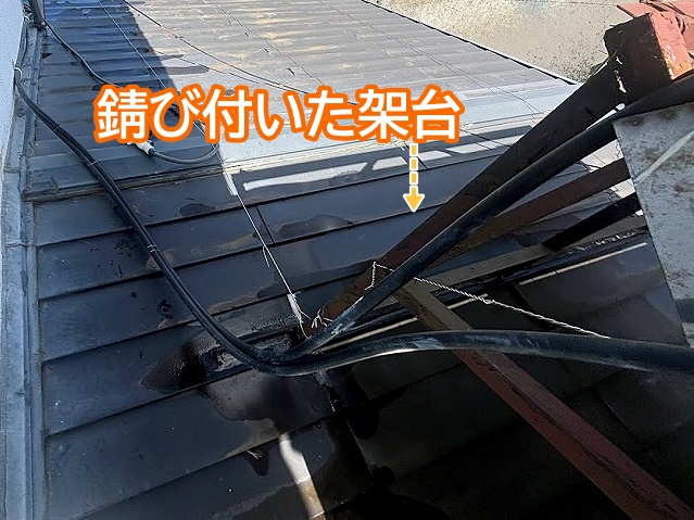 太陽熱温水器の錆び付いた架台