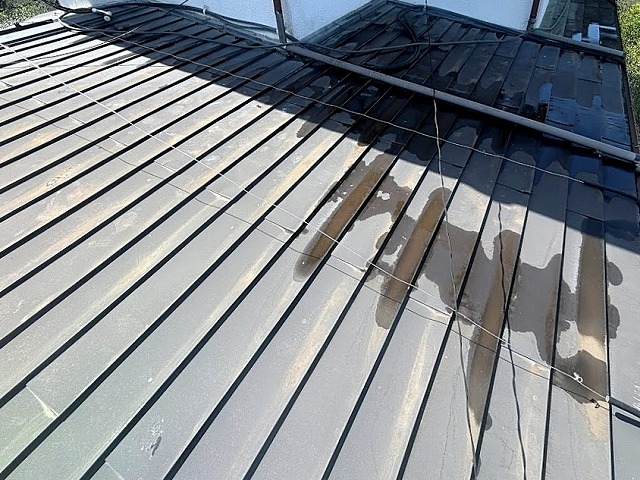 雨漏りを起こした横葺きの金属屋根は葺き替えを提案
