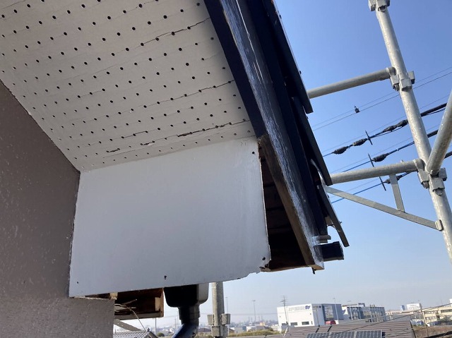 煤けた破風板と脱落した軒天のイメージ画像