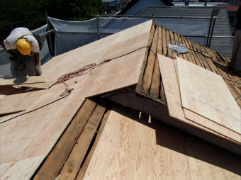 屋根の野地板増張り風景