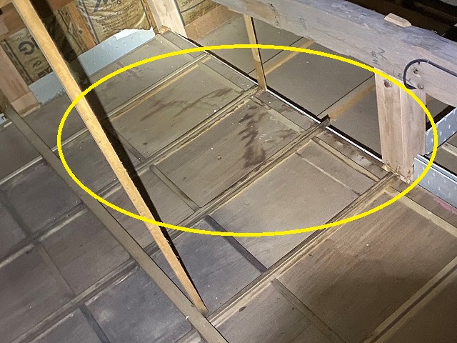 鉾田市の現場で確認した天井裏にできた雨染み