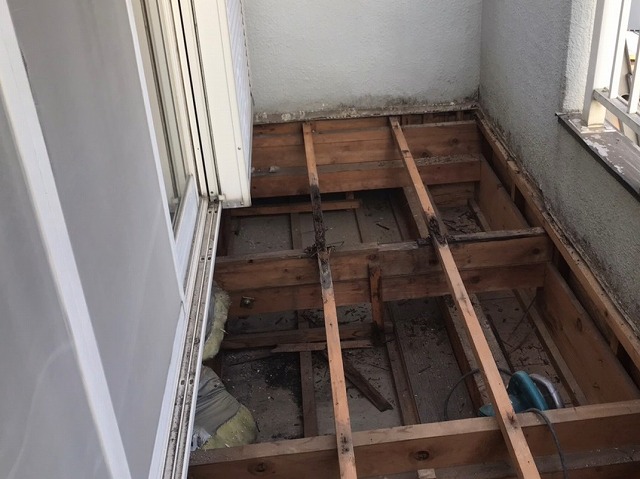 下地が漏水により腐食していたベランダ