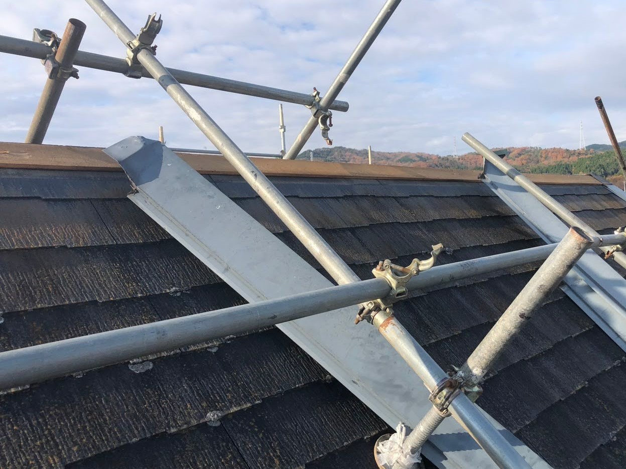 急勾配屋根の棟板金を解体