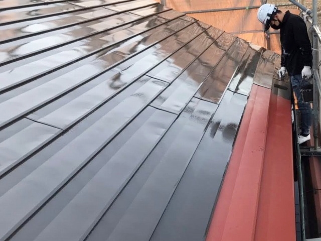 鋼板用プライマーに中塗り材を重ね塗り