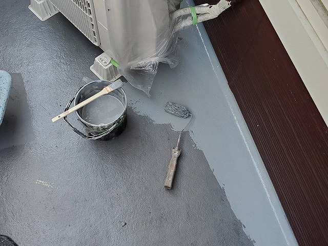 既存のFRP防水にトップコートを塗布