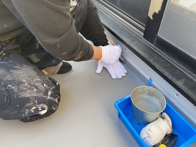 シート防止の立上り部を施工する職人