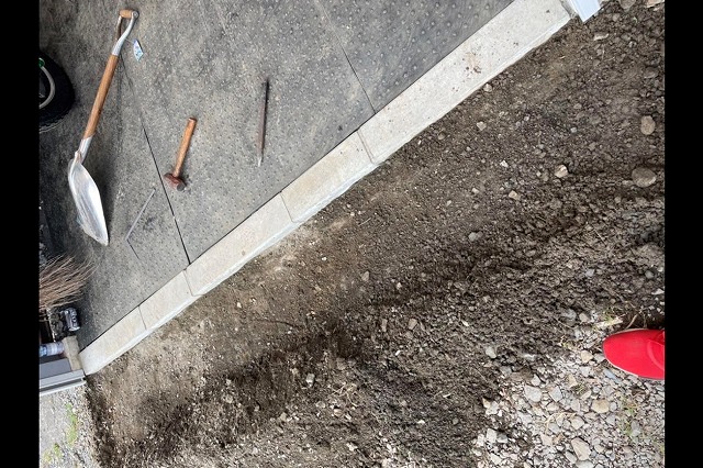 土間との間の隙間を防ぐためにカッターを入れてある写真