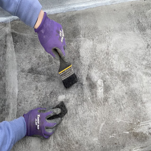 マジックロンで古いシート防水の汚れを除去