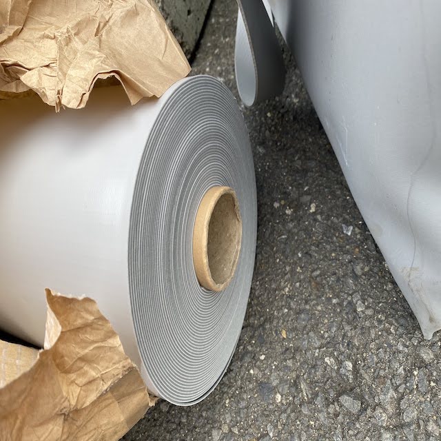 ロールで巻かれた塩ビシート