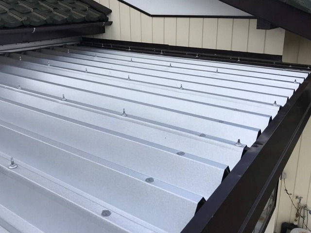 金属折板屋根でカバーした施工