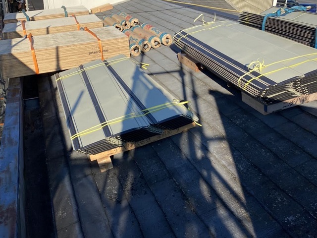 ひたちなか市店舗屋根カバー工法資材搬入