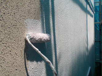 下処理である外壁への下塗り塗布作業