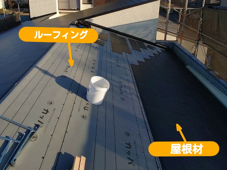 屋根カバー工法ガルバリウム鋼板設置中