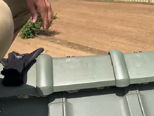 ビスで打ち替え修理を行った棟瓦