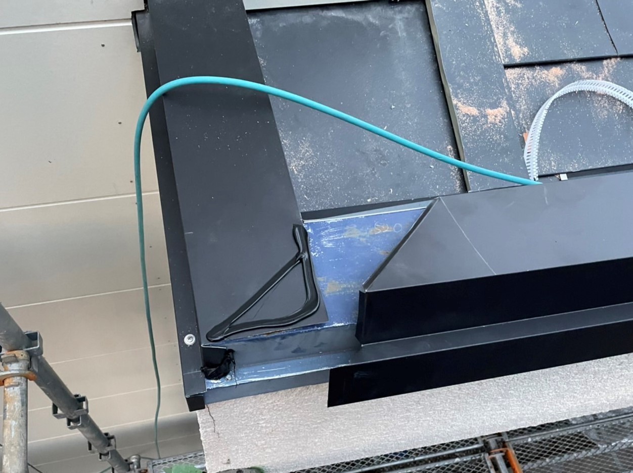 屋根カバー工法笠木施工