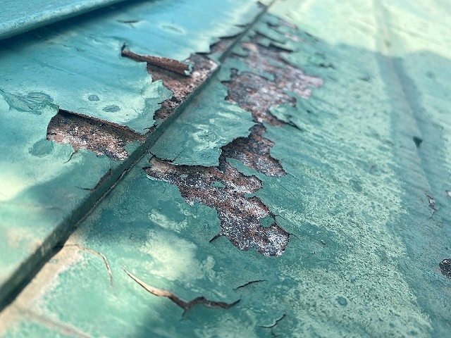 塗装が剥がれ基材が見えるコロニアル屋根