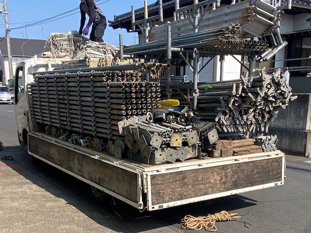 足場材を積載したトラックが現場に到着