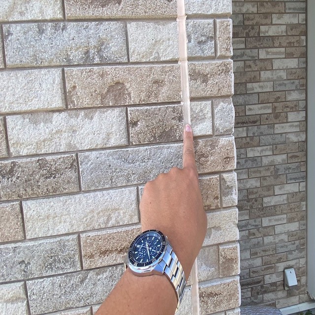 指でなぞって、目地シーリングの劣化状況を確認