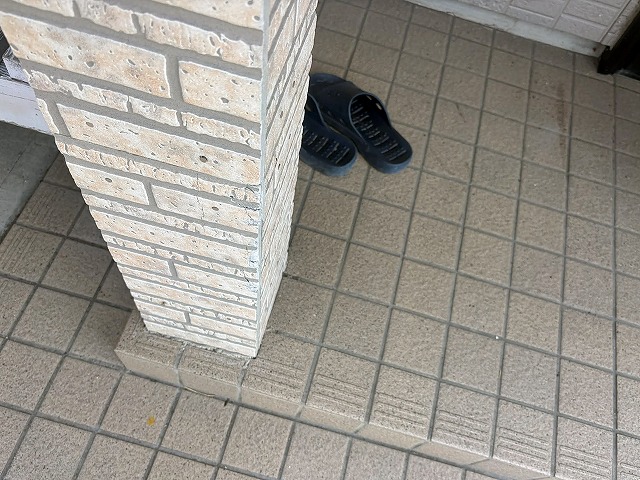 向かって左側の破損していない玄関柱