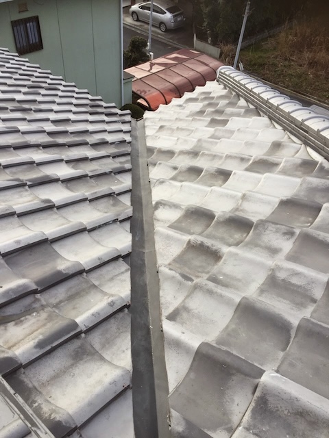 瓦の積み直しと新しい谷板金の設置が完了した屋根全景