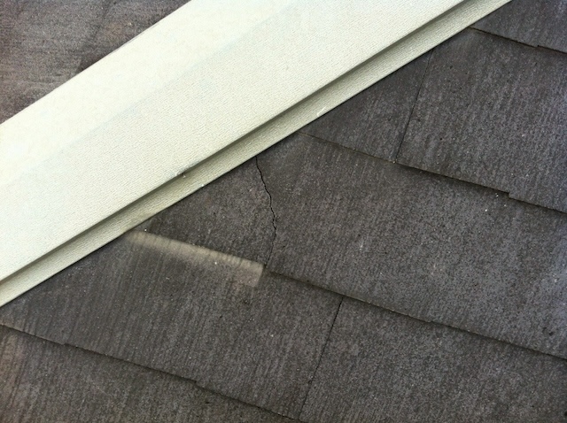 京都市東山区での屋根点検：カラーベスト（スレート）の経年劣化によるひび割れ状況