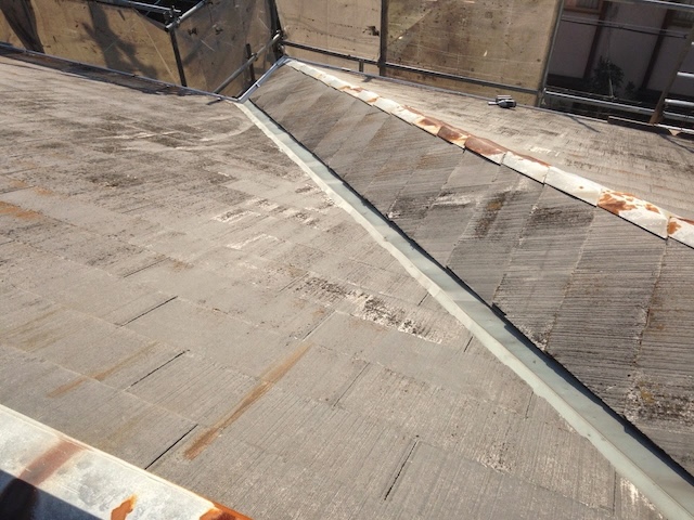 京都市西京区の現場にて、サビが進行した棟板金と劣化したカラーベスト屋根の現況調査