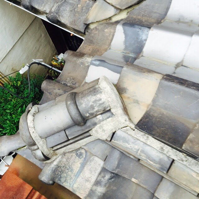 経年劣化で完全に剥がれ落ちた漆喰と下地の土