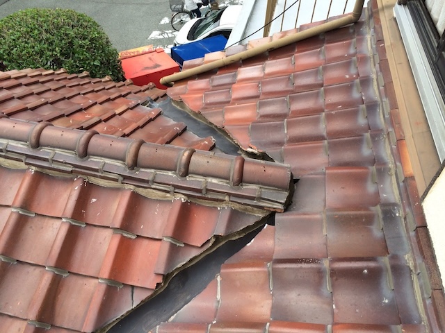 間違ったラバーロック施工｜瓦の隙間がなく雨水の逃げ場がない状態