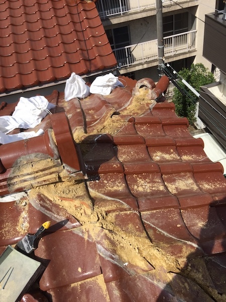 大阪市住吉区の雨漏り原因となった三又部分の古い土と漆喰の劣化状況