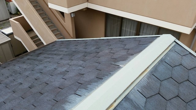 城陽市にて現地調査。劣化したアスファルトシングル屋根の棟付近の状況。