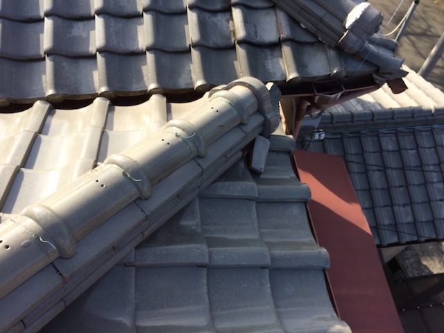 瓦を固定する銅線が緩み、ズレが発生している棟瓦の状態