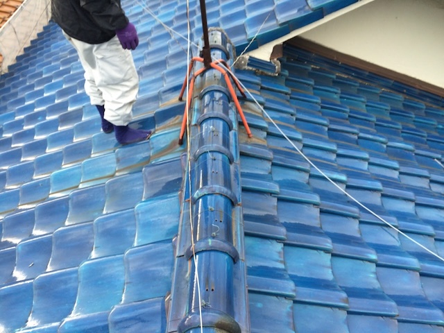 宇治市の青緑色の土葺き和瓦屋根における解体・撤去作業の風景。