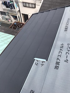 屋根被せ葺き