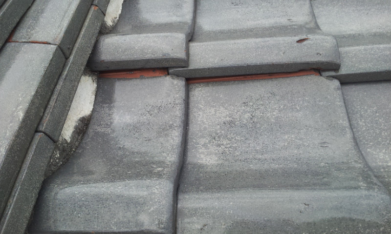 いぶし瓦のズレ