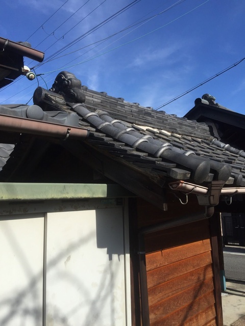 お社の大棟と瓦屋根全景