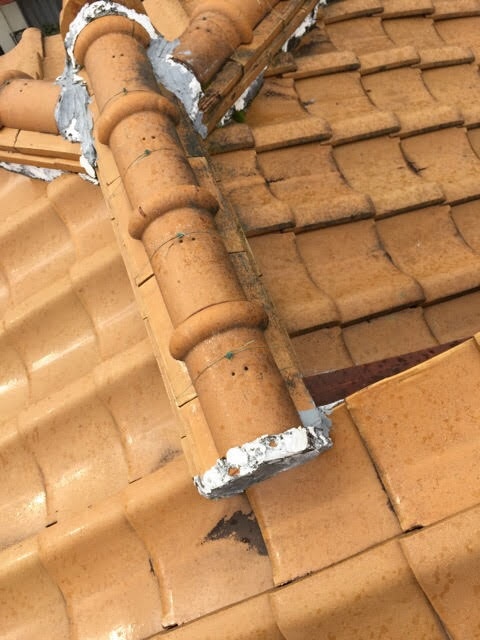 木津川市の雨漏り原因 瓦の隙間を塞いだ不適切なラバーロック工法