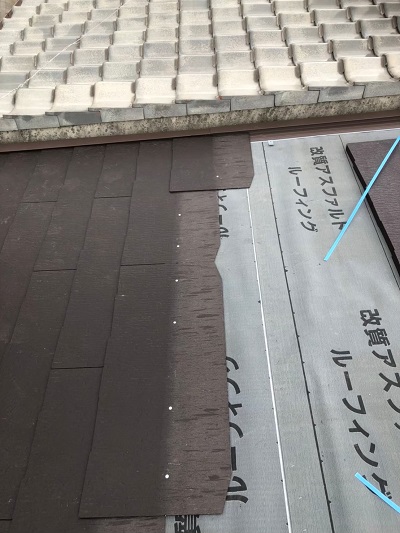改質アスファルトルーフィング（防水シート）の上に、新しいスレート屋根材を釘打ち施工している詳細。