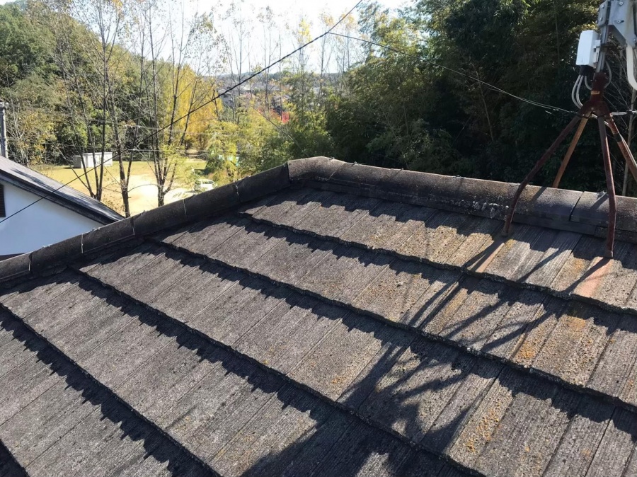 雨漏りしているセメント瓦