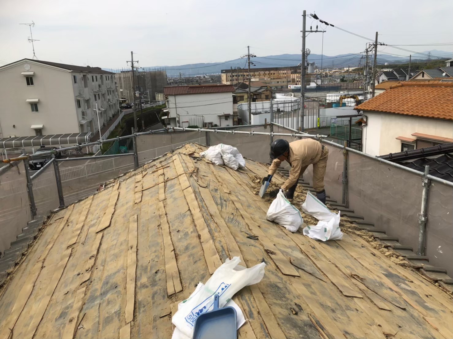 葺き土の撤去作業