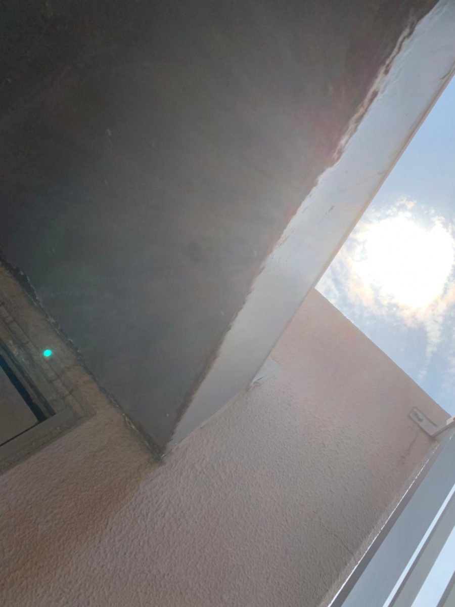 マンションの庇の雨漏り