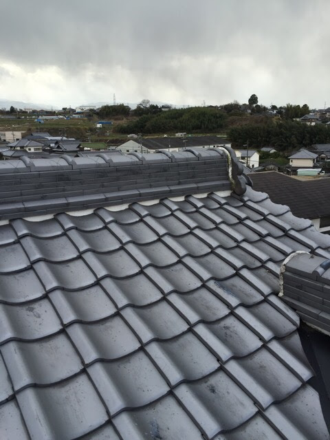 京都市南区の屋根調査。棟瓦周辺の漆喰の黒ずみとひび割れ