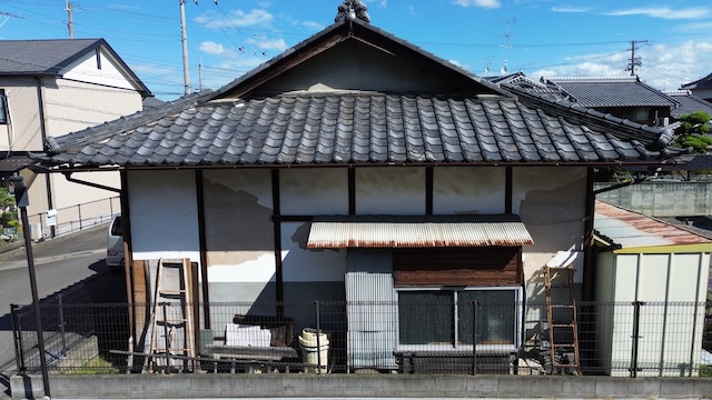 屋根が限界を迎えている住宅と教会