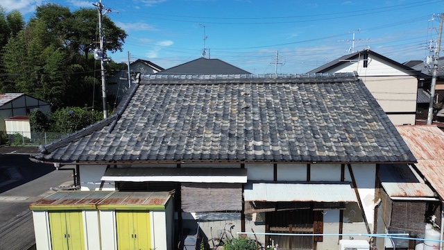 葺き替え工事が推奨される教会と住宅