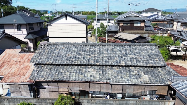 瓦の歪みやズレが生じた屋根